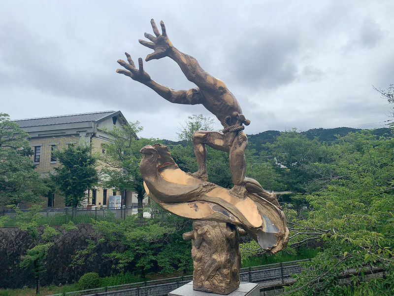 「巨大な輝き」像の写真