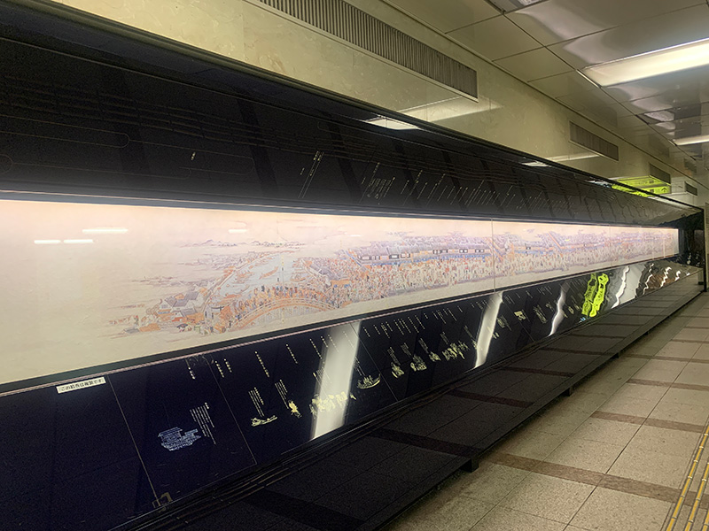 三越前駅の地下通路の写真