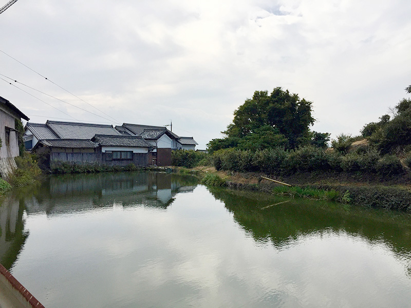 大きな濠がある集落の写真