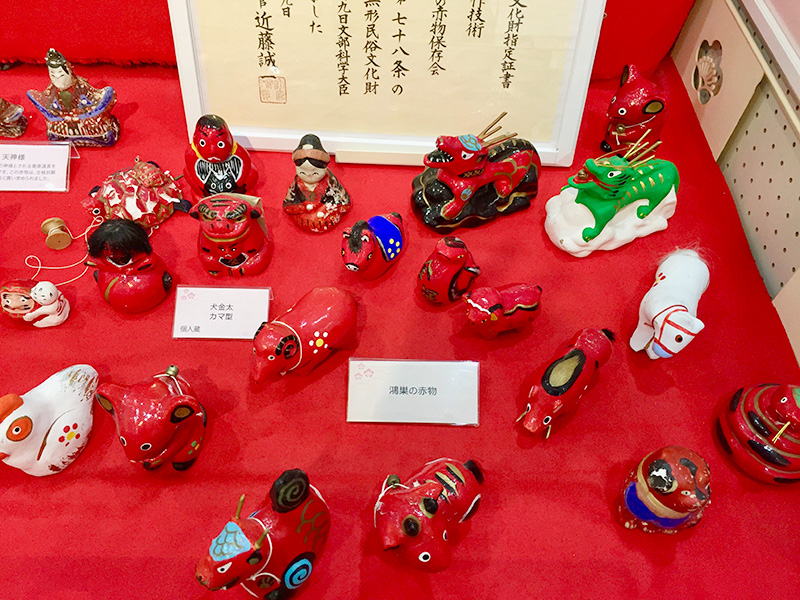 「赤物」と呼ばれる玩具の写真