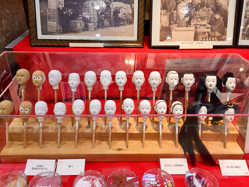 人形の顔の製造過程の写真