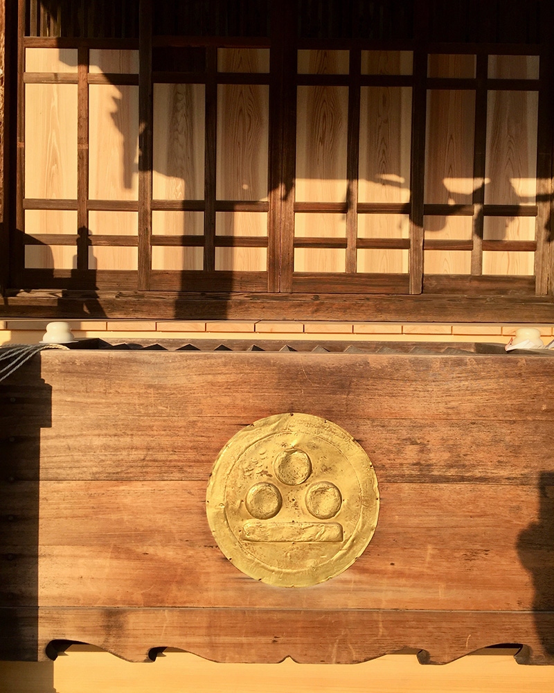 家紋「渡辺星」を夕日が照らす写真