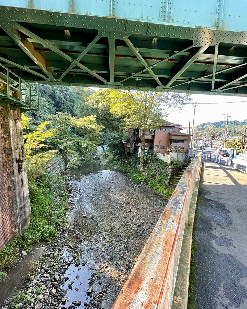 両界橋で中央線のガードをくぐる写真
