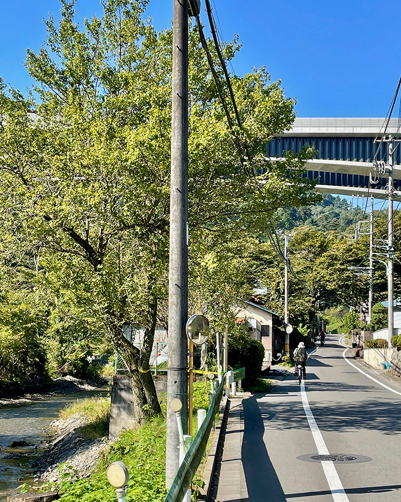 甲州街道をまたぐ圏央道の高架の写真