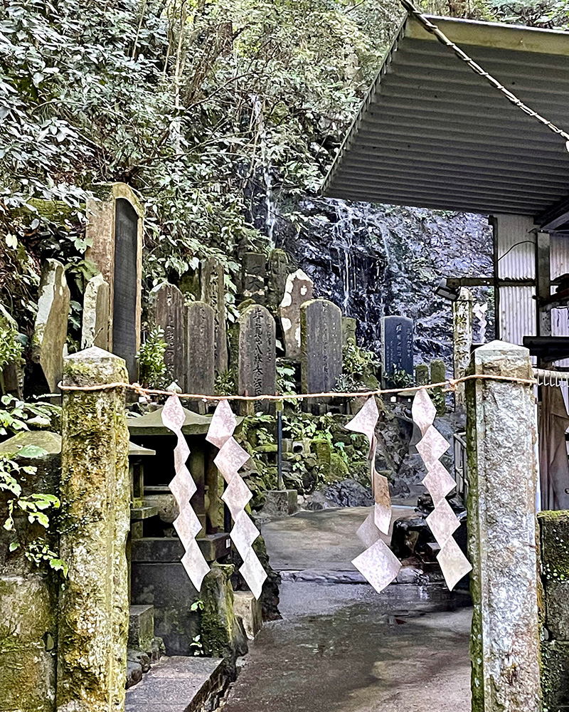 しめ縄の先に進めず、退散した写真