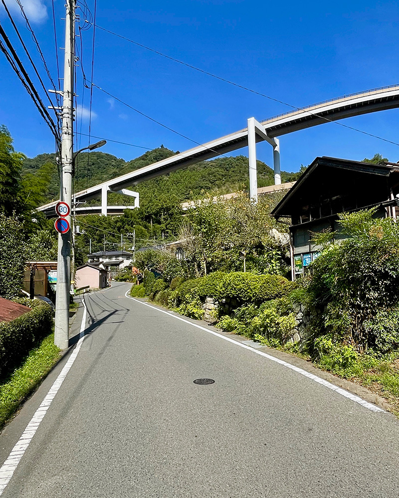 中央自動車道を眺めながら歩く写真