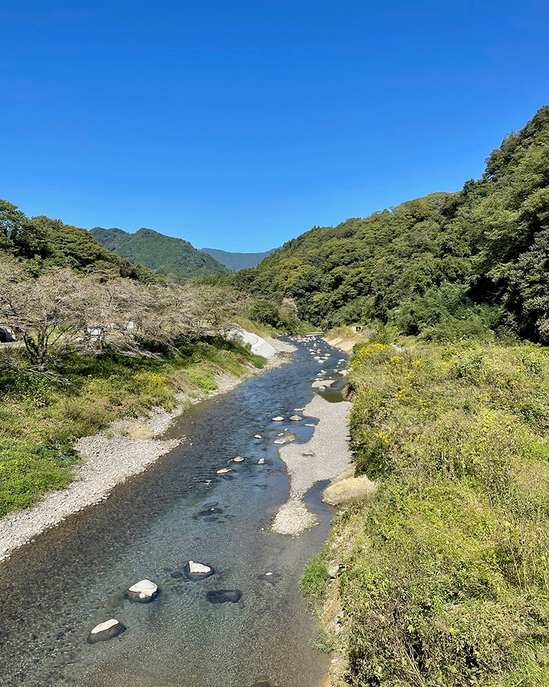 水も空も山々も清らかだの写真