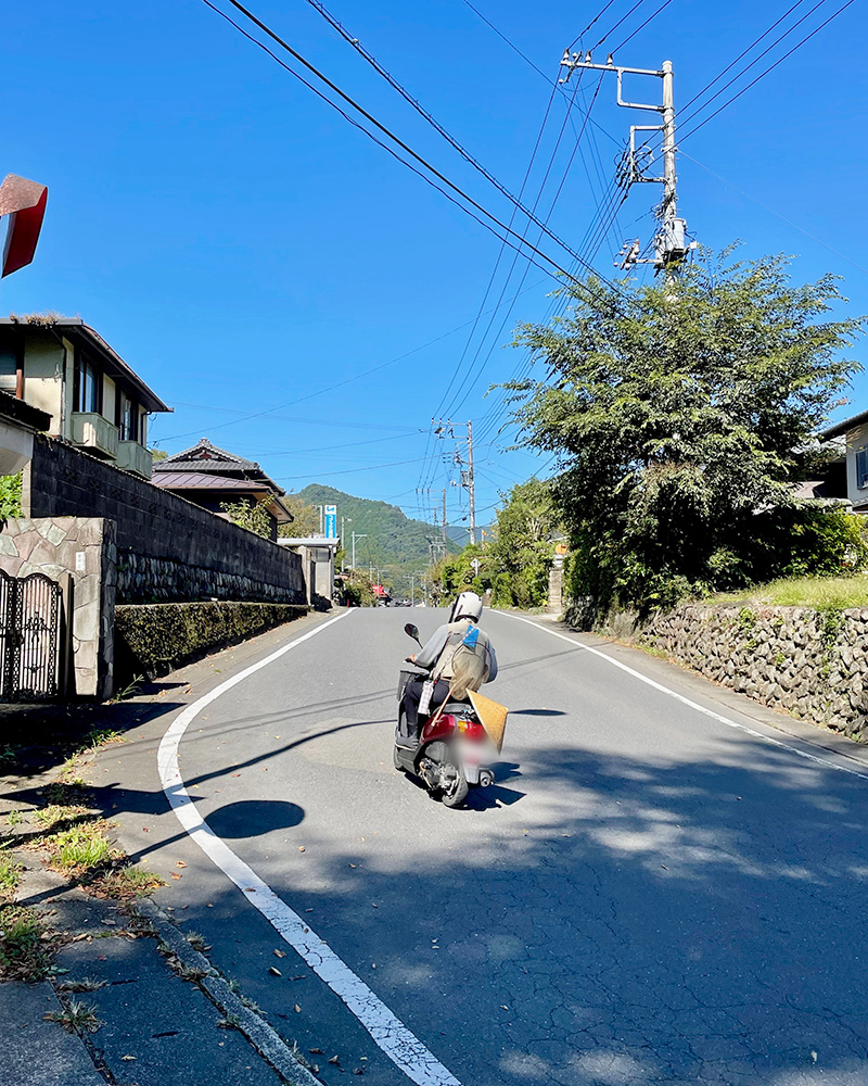 鶴川宿を進んでいく写真