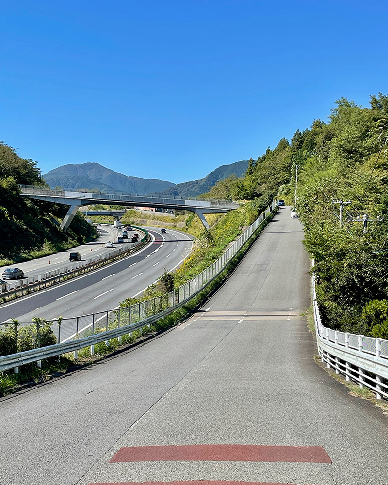 中央自動車道に寄り添うように旧甲州街道が続いていく写真