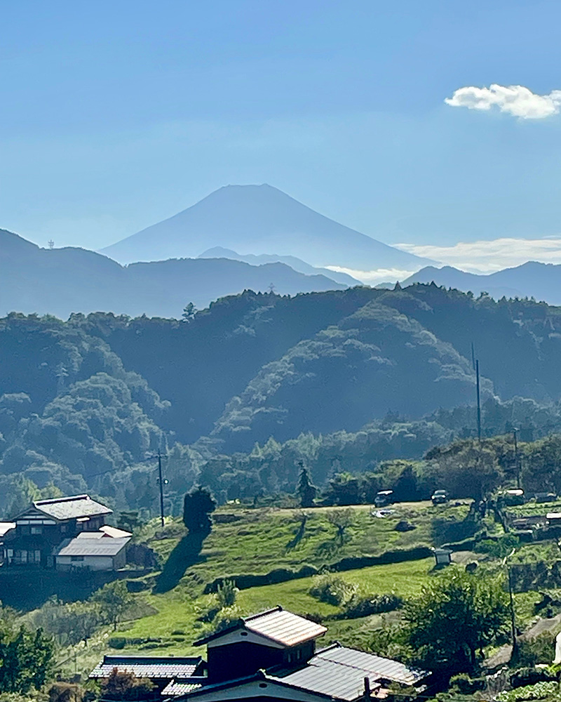 お墓の真正面にある風景の写真