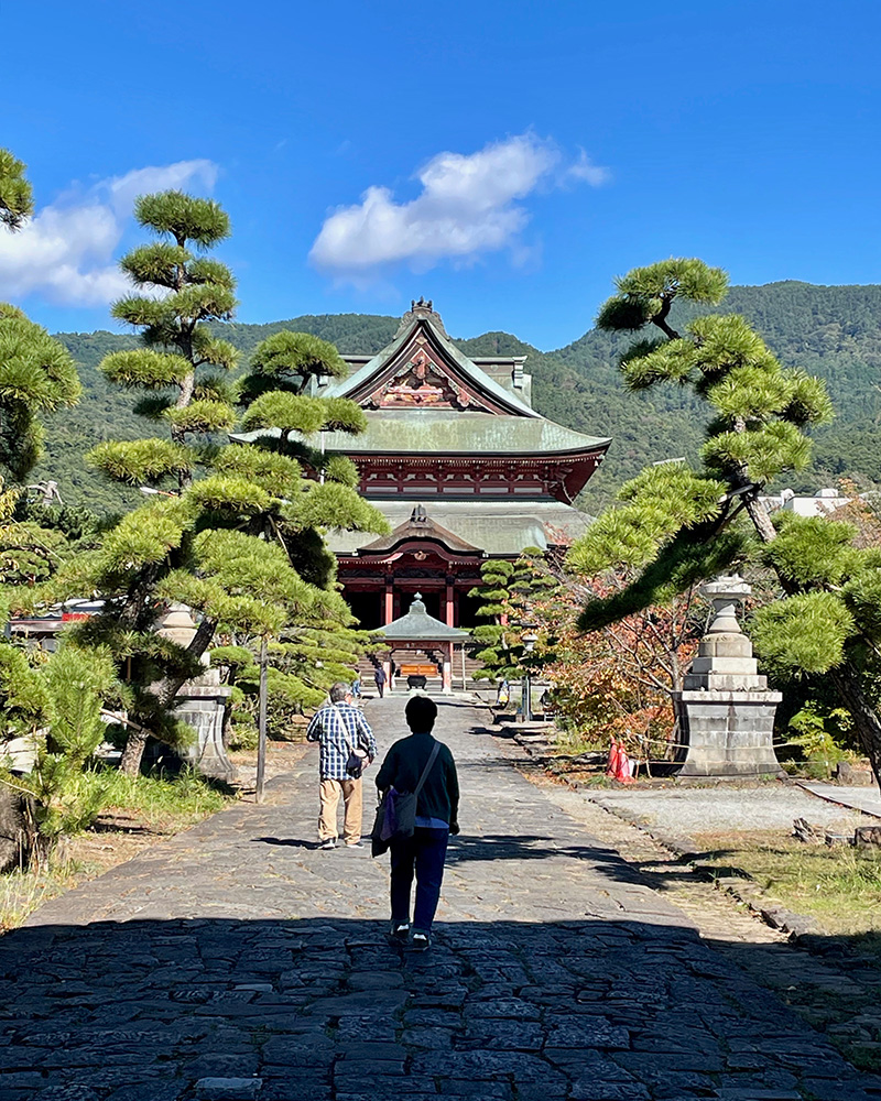 甲斐善光寺の金堂へ向かう写真