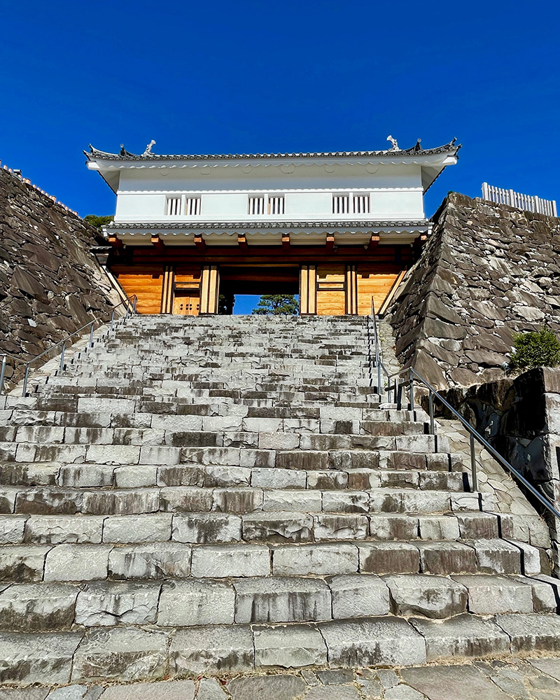 みごとに復元された鉄門の写真