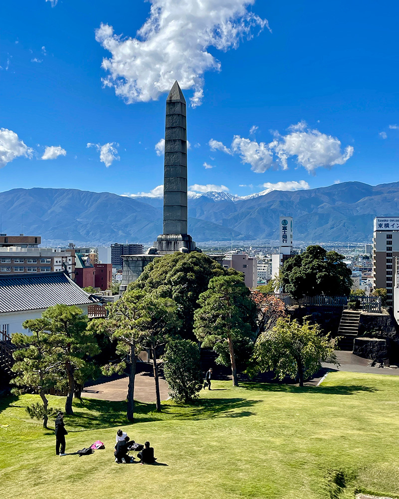 天守台から西の山々を眺める写真