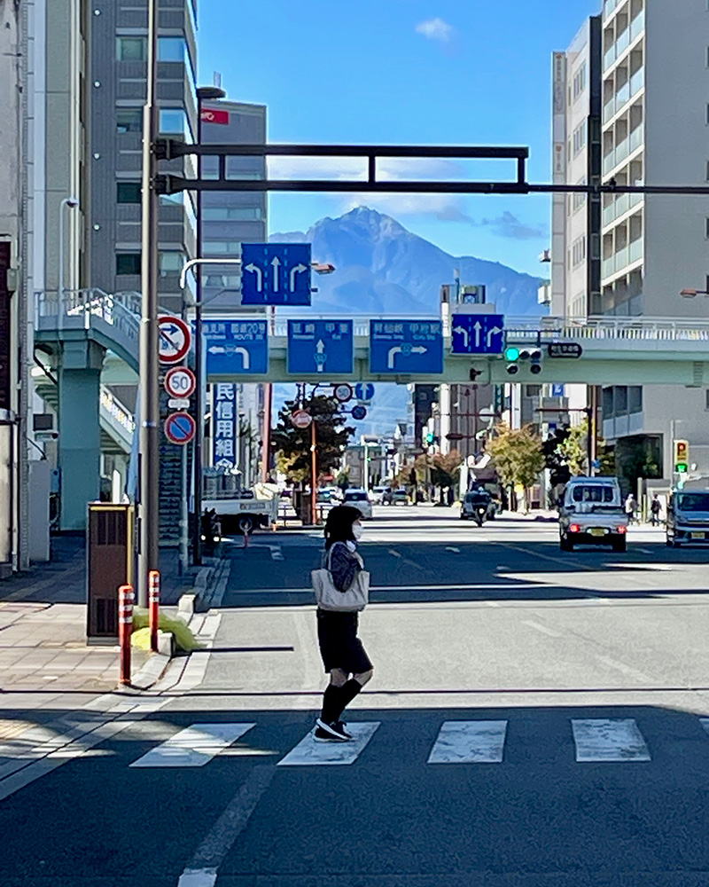 この交差点であの山の名前がわかった写真
