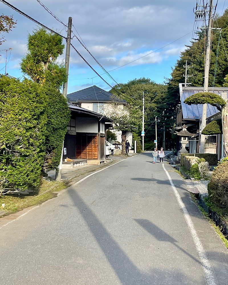 原の茶屋の中心部、前から小学生が二人歩いてくる写真