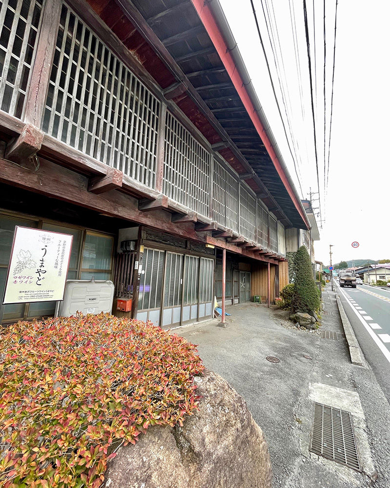金沢宿の中馬宿、馬が停められるよう二階の梁が出ている写真