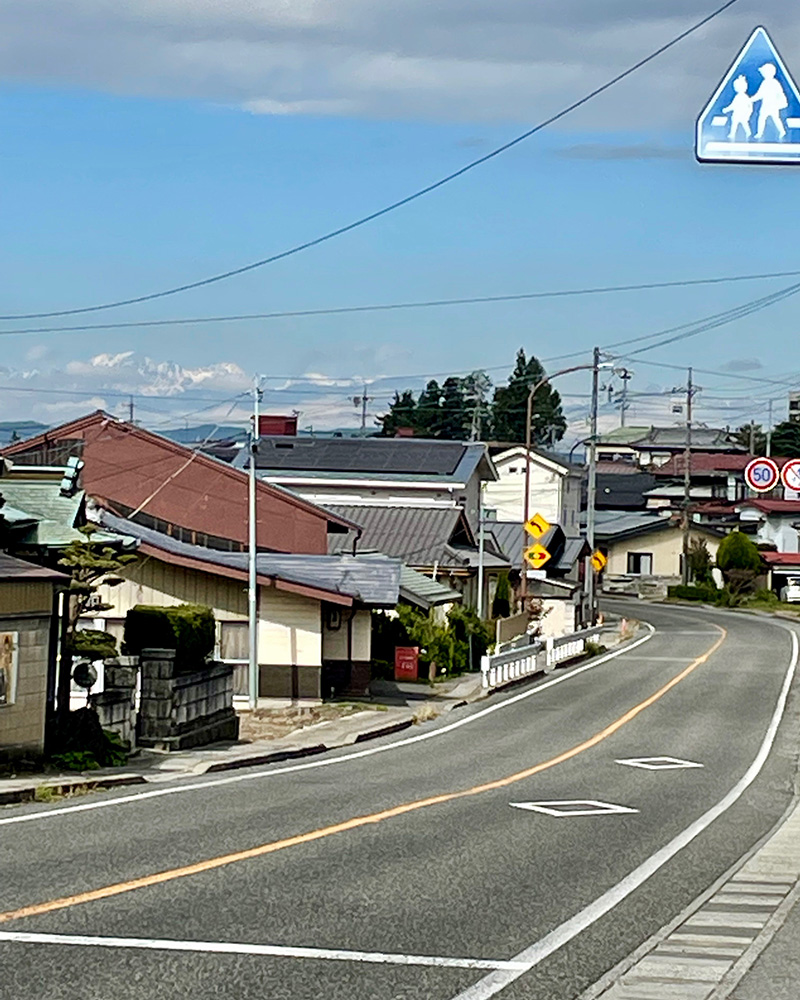 遠くに雪をかぶった山脈が見える写真