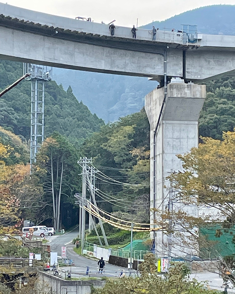僕が下を通るとき、拡声器で上の作業者に注意を促した写真