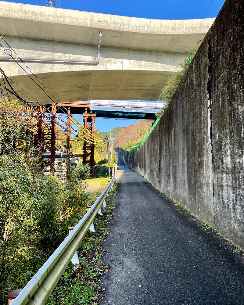 建設中の伊豆縦貫道路をくぐる写真