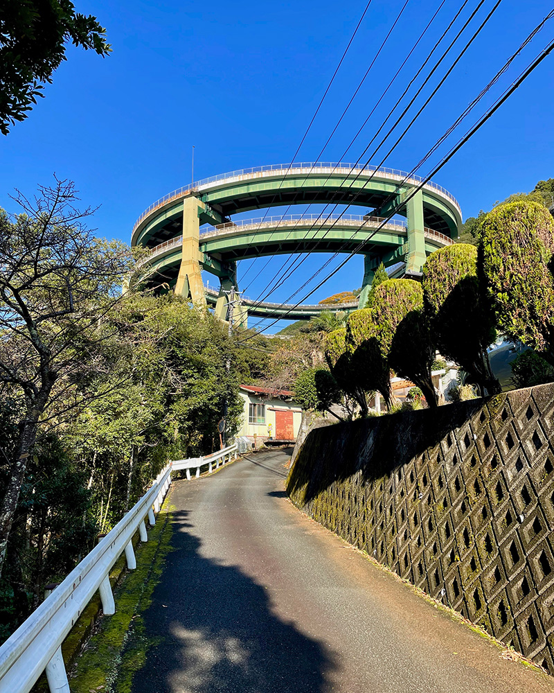 ループ橋の下を歩く写真