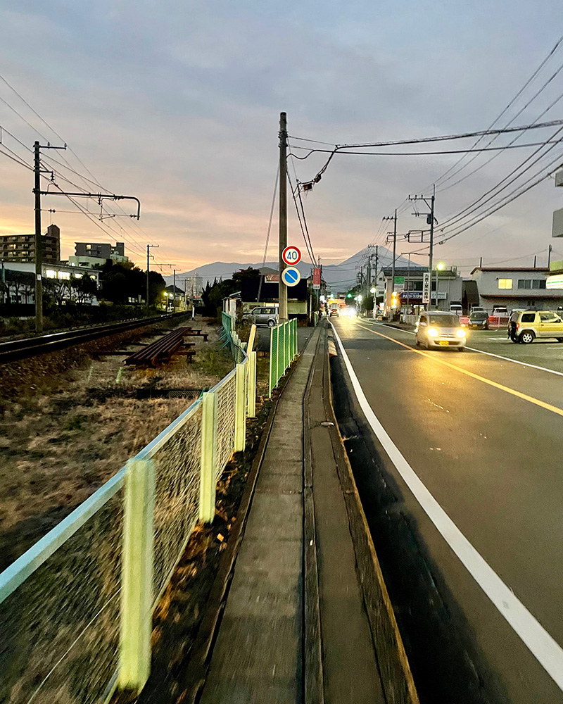 車のライトを浴びながら歩く写真