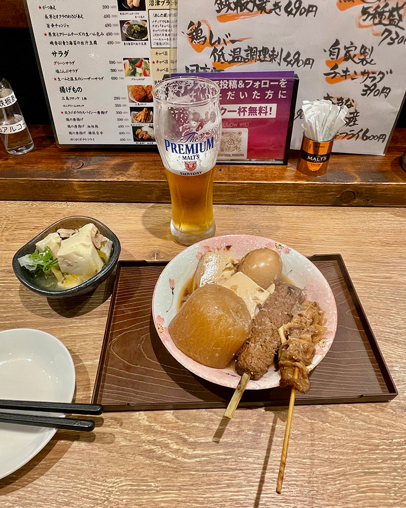 ひとり祝杯を挙げる写真