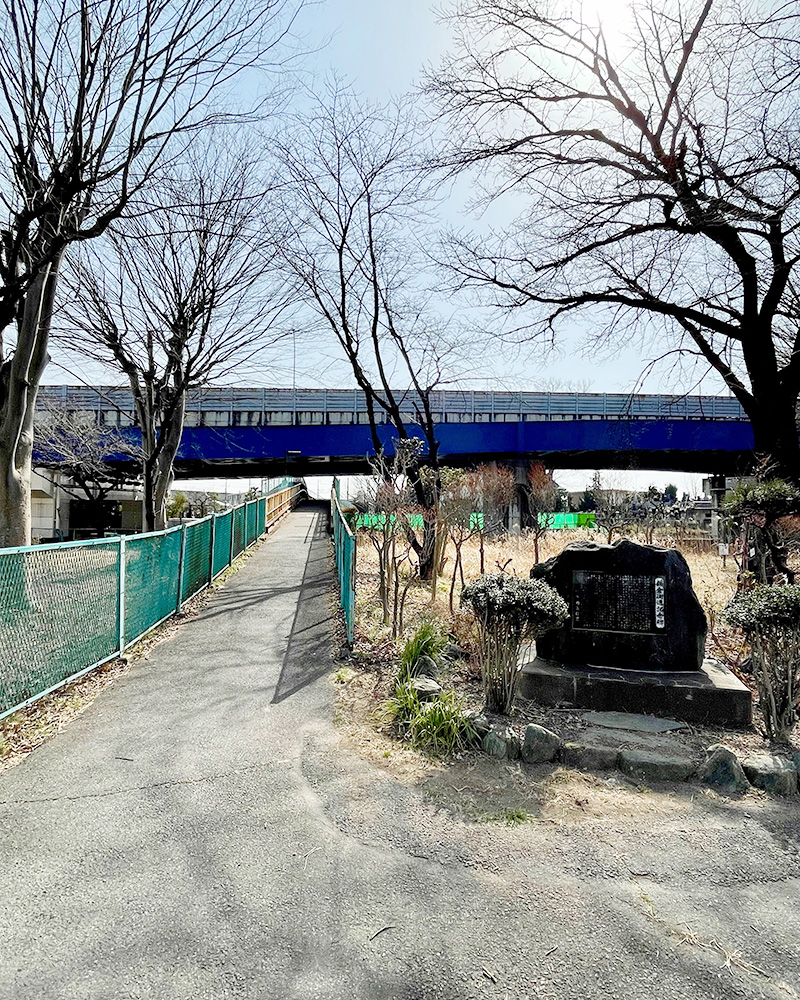 鎌倉街道記念碑の横に鎌倉街道が続いていく写真