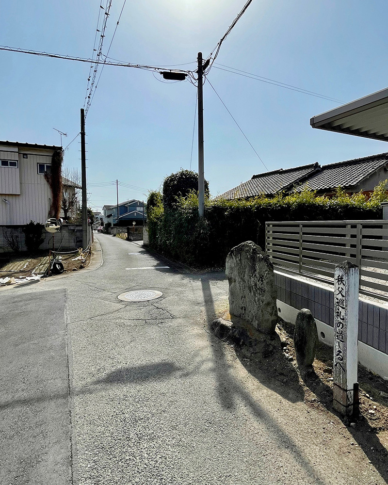 路地に馬頭観音を見つけた写真