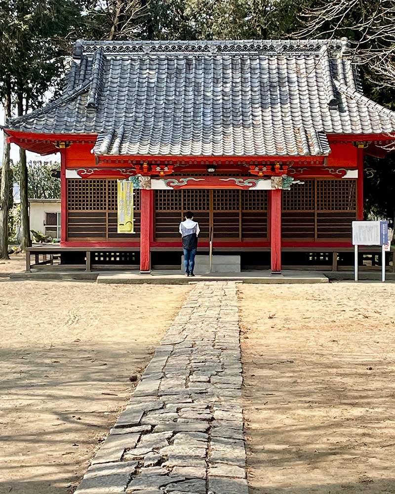 若者が定家神社にお参りしていた写真