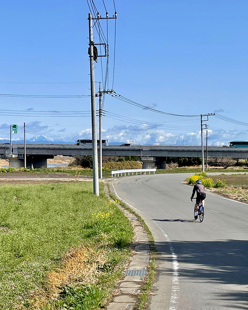 関越自動車道の向こうに男体山が見える写真