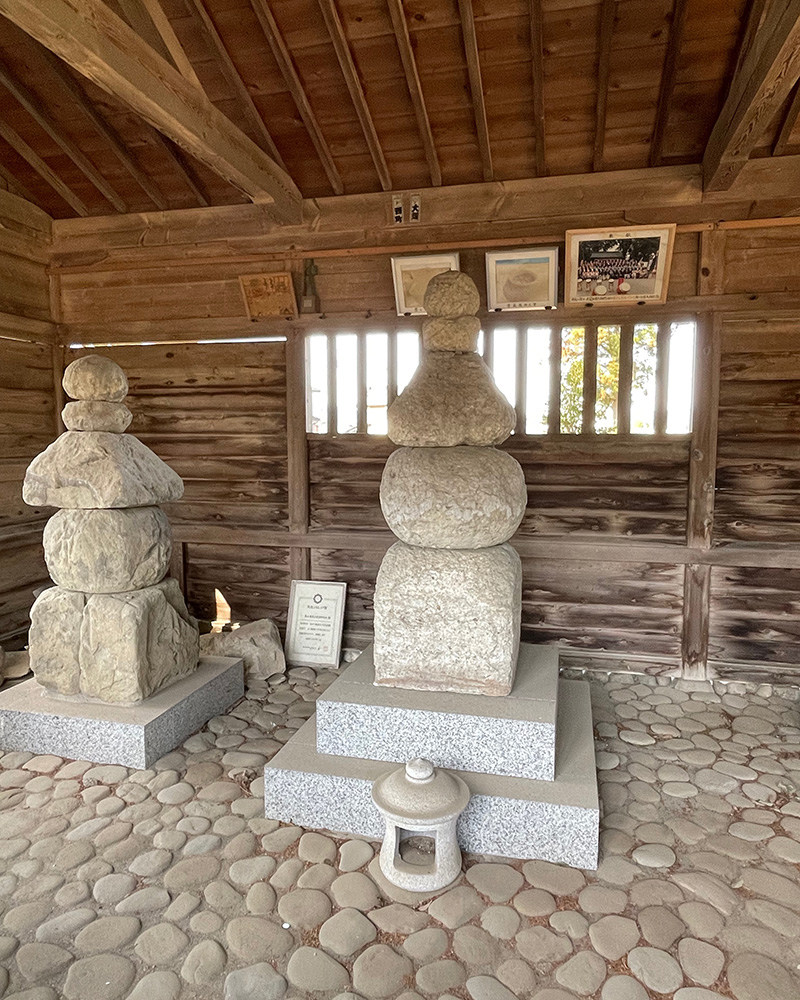 中央の五輪塔が重忠公の墓だと伝わる写真