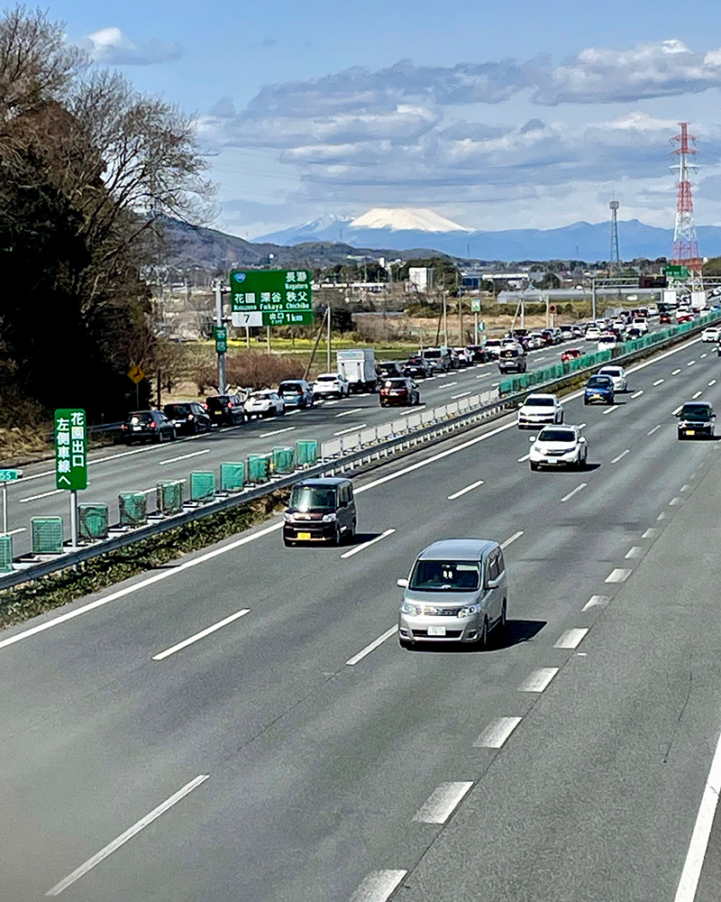 関越道の向こうに浅間山が見えた写真