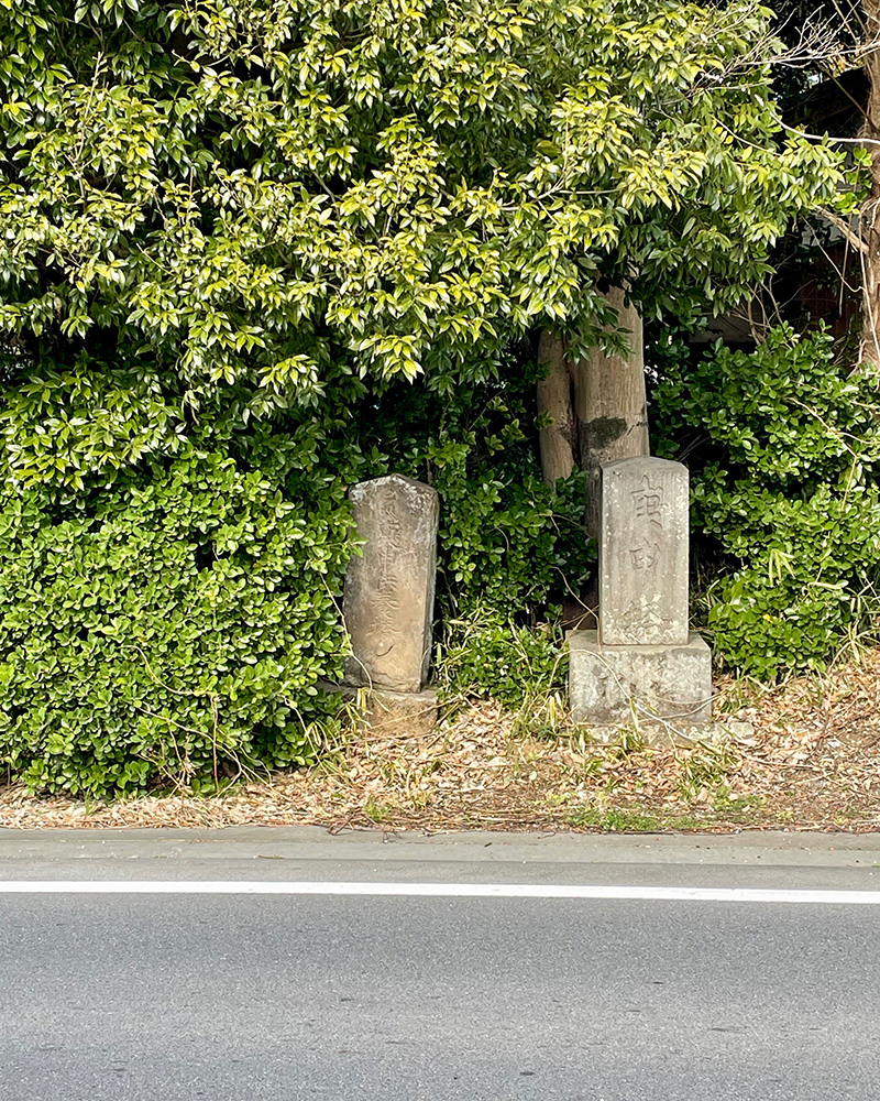 県道わきの庚申塔の写真