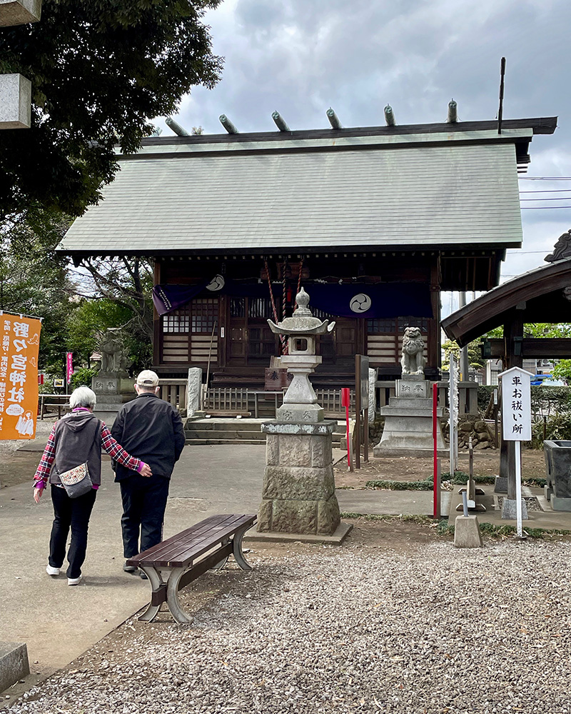 野々宮神社の仲睦まじいカップルの写真