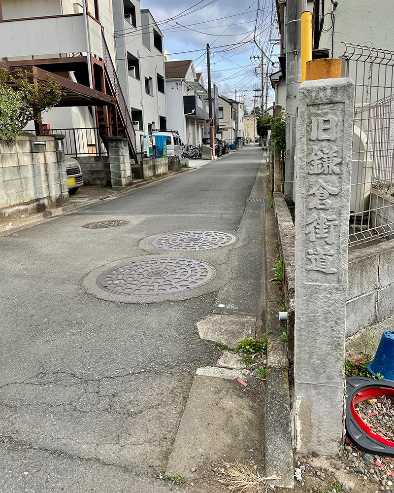 新光寺前の街道の道しるべの写真