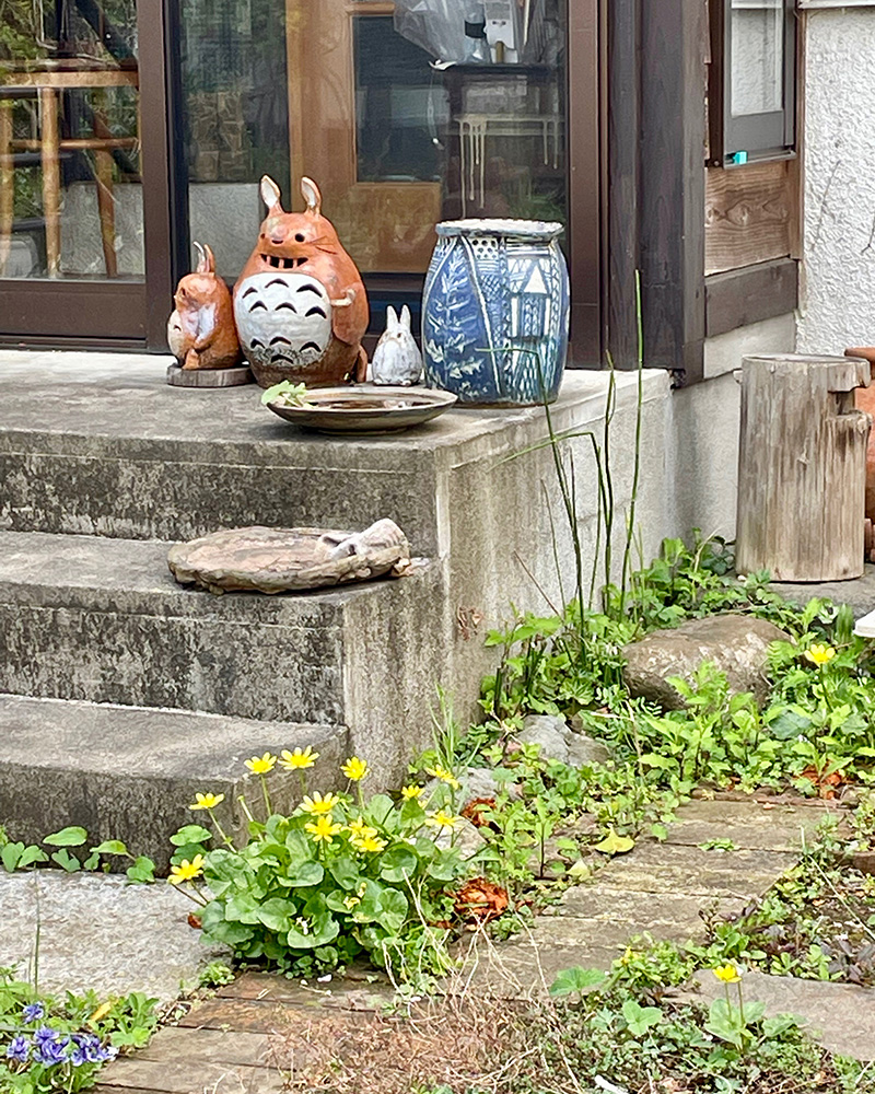 八国山付近の家の軒先にトトロがいた写真