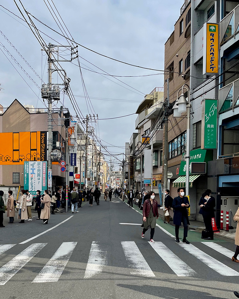 整然と行動を開始する人びとの写真