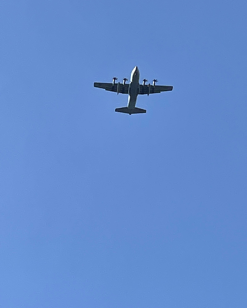真上を飛ぶ飛行機が幻想的に見えた写真
