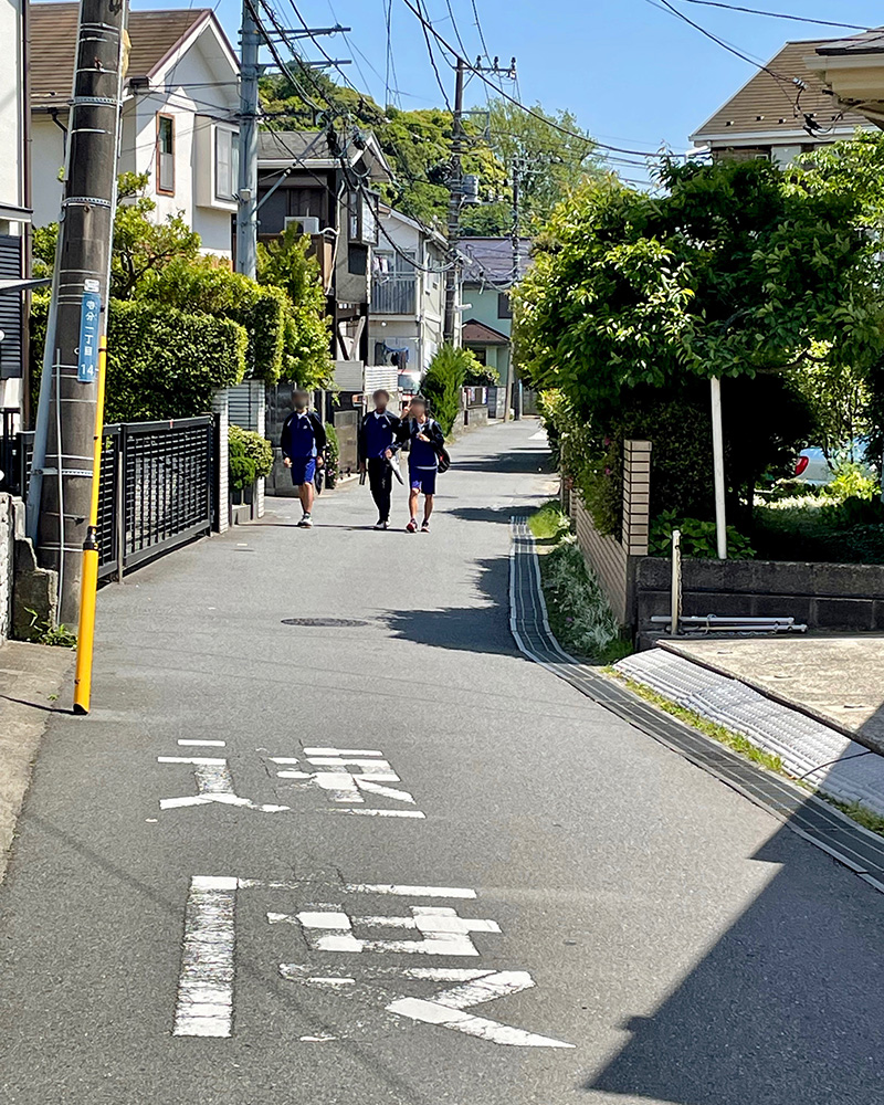 鎌倉街道が続いていく写真