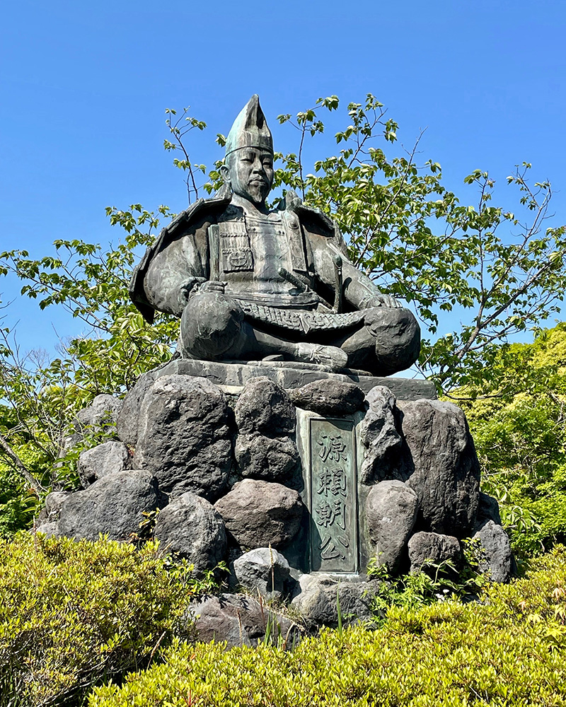 はるばるここまで参りましたよ、頼朝公の写真