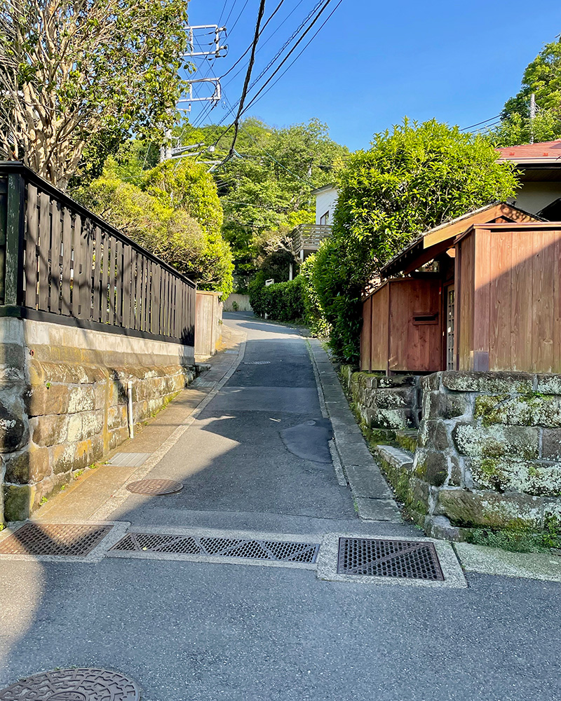 腹切やぐらへと向かう写真