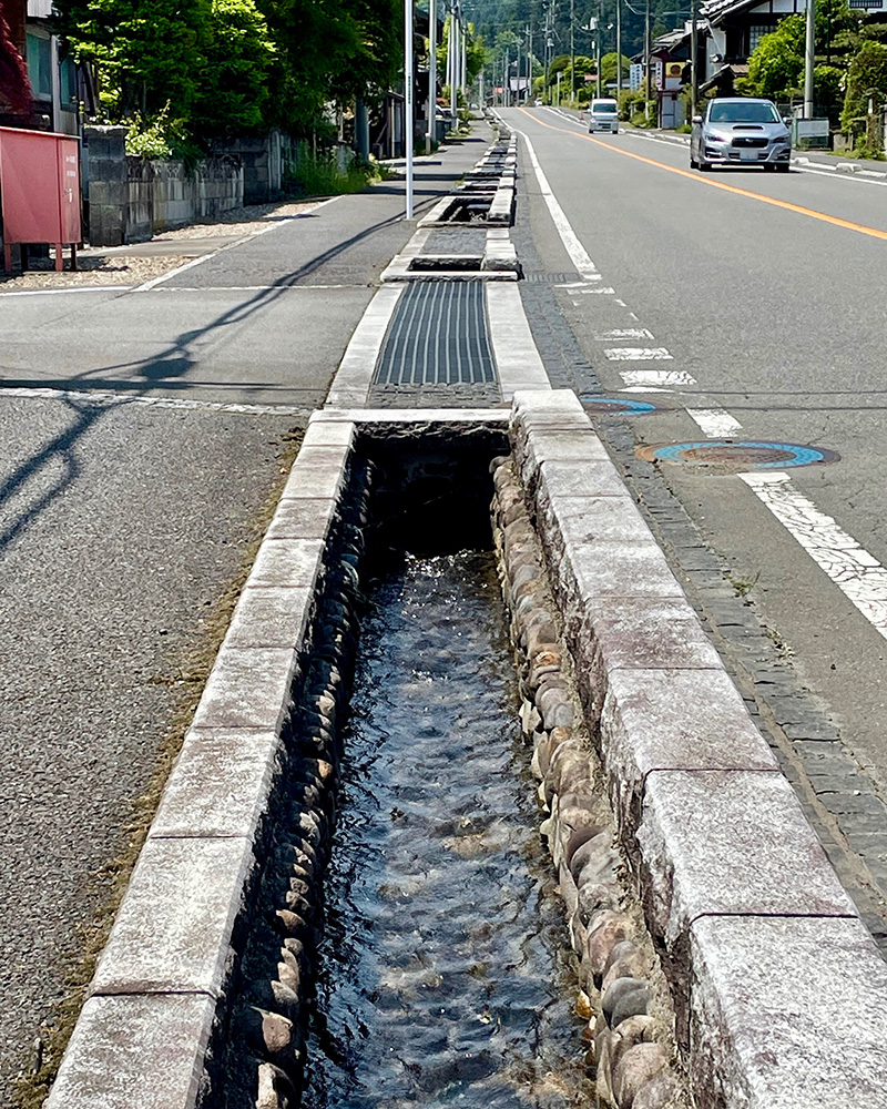 用水路を清らかな水が流れ落ちる写真