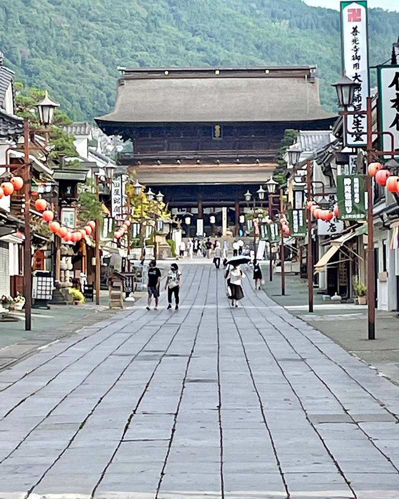 仲見世通り、早朝でシャッターが降りていた写真