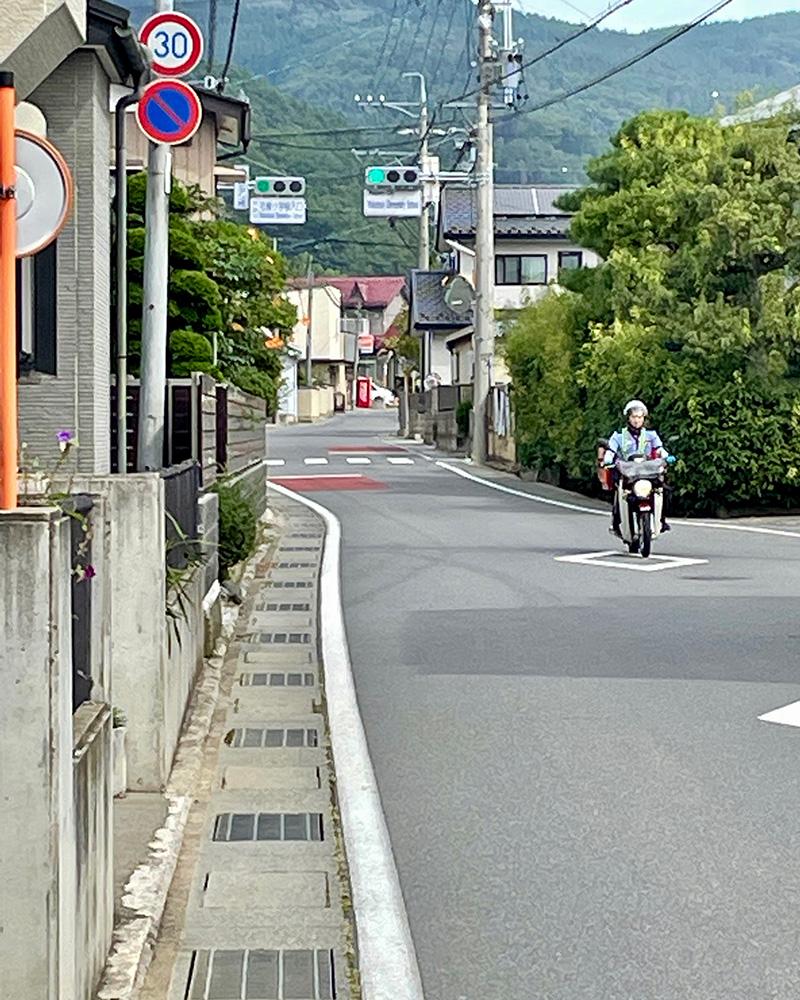 すれ違うのは郵便配達の人だけの写真