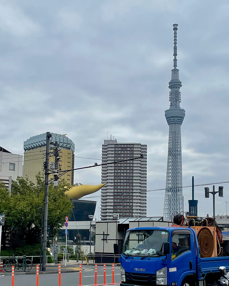 アサヒビール本社ビルとスカイツリーの写真