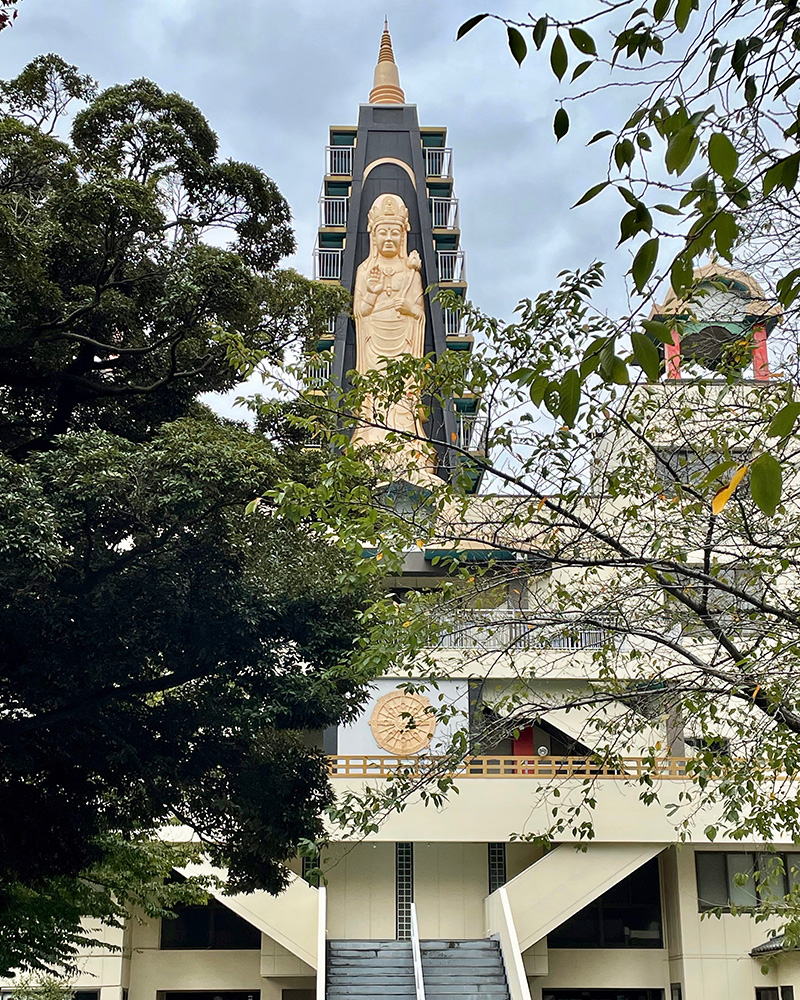 円通寺、金色の観音様が目印の写真