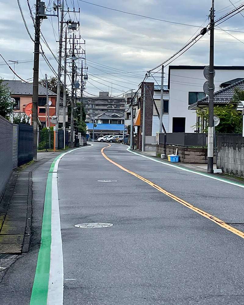 旧街道らしさを感じさせるカーブの写真