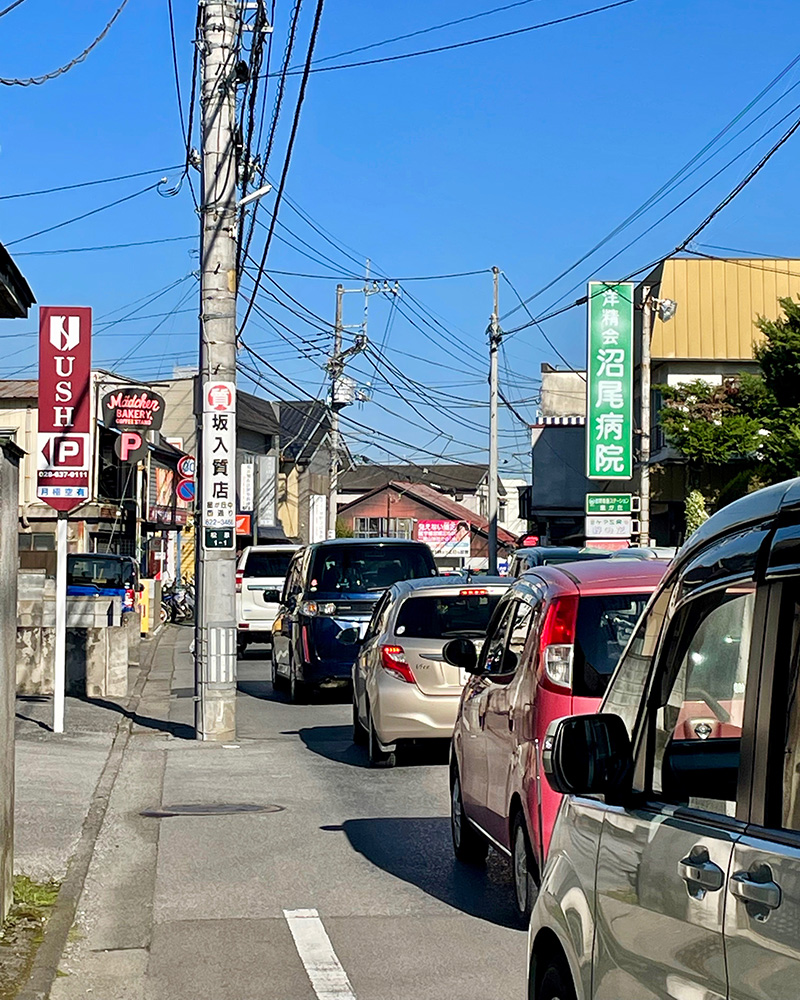 清住町通りは朝の渋滞中の写真