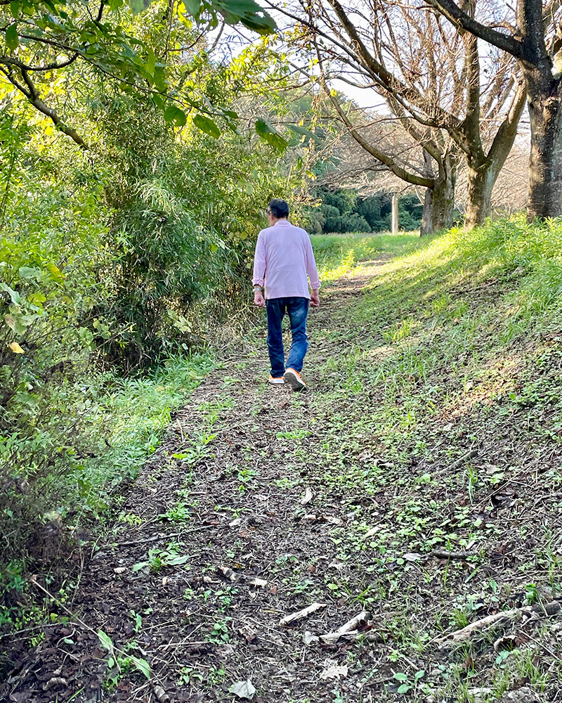 散歩中の男性に案内していただく写真