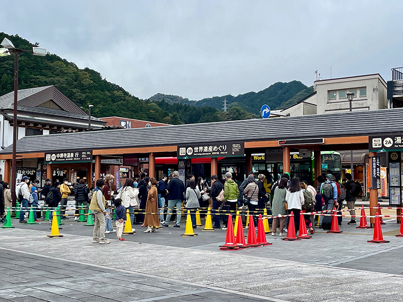 バスに乗り込む観光客たちの写真